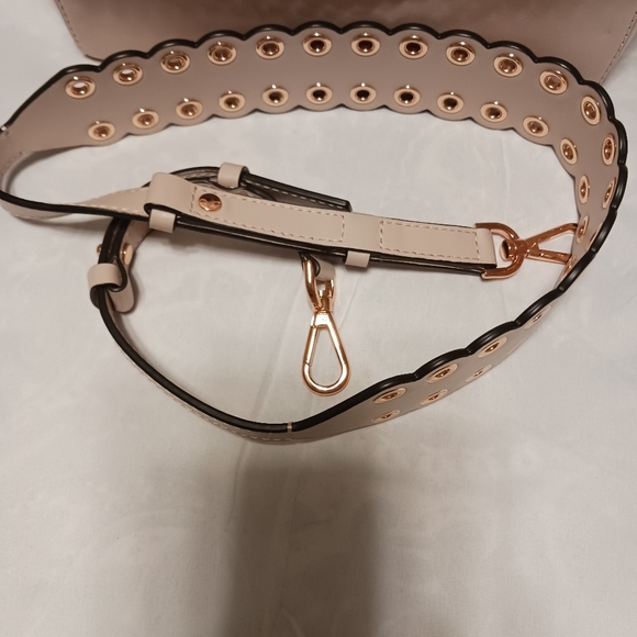 Authentic Michael Kors Satchel, extra webbing strap, card holder, and cardcase. - Picture 10 of 11